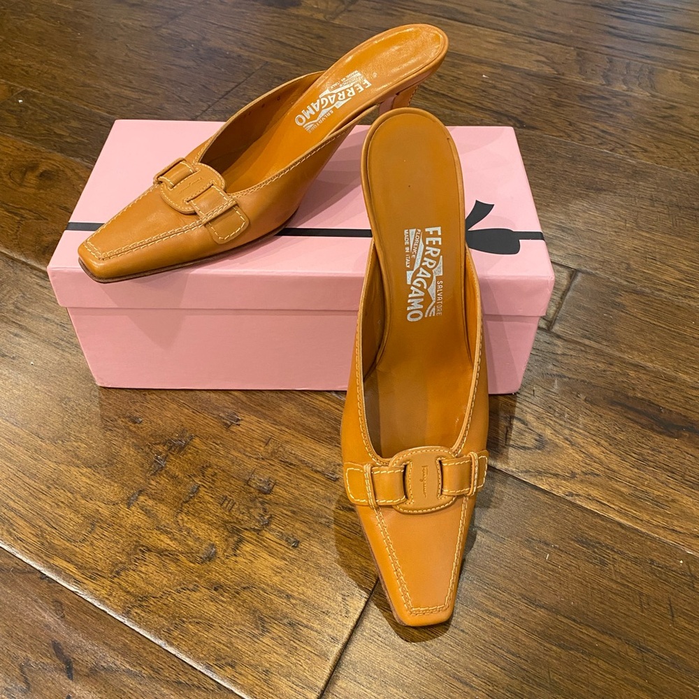 LIKE NEW Salvatore Ferragamo Cognac Mules size 8 - Picture 3 of 11